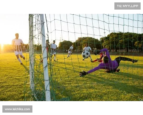 扑点球时守门员如何通过视觉和心理技巧快速判断罚球方向